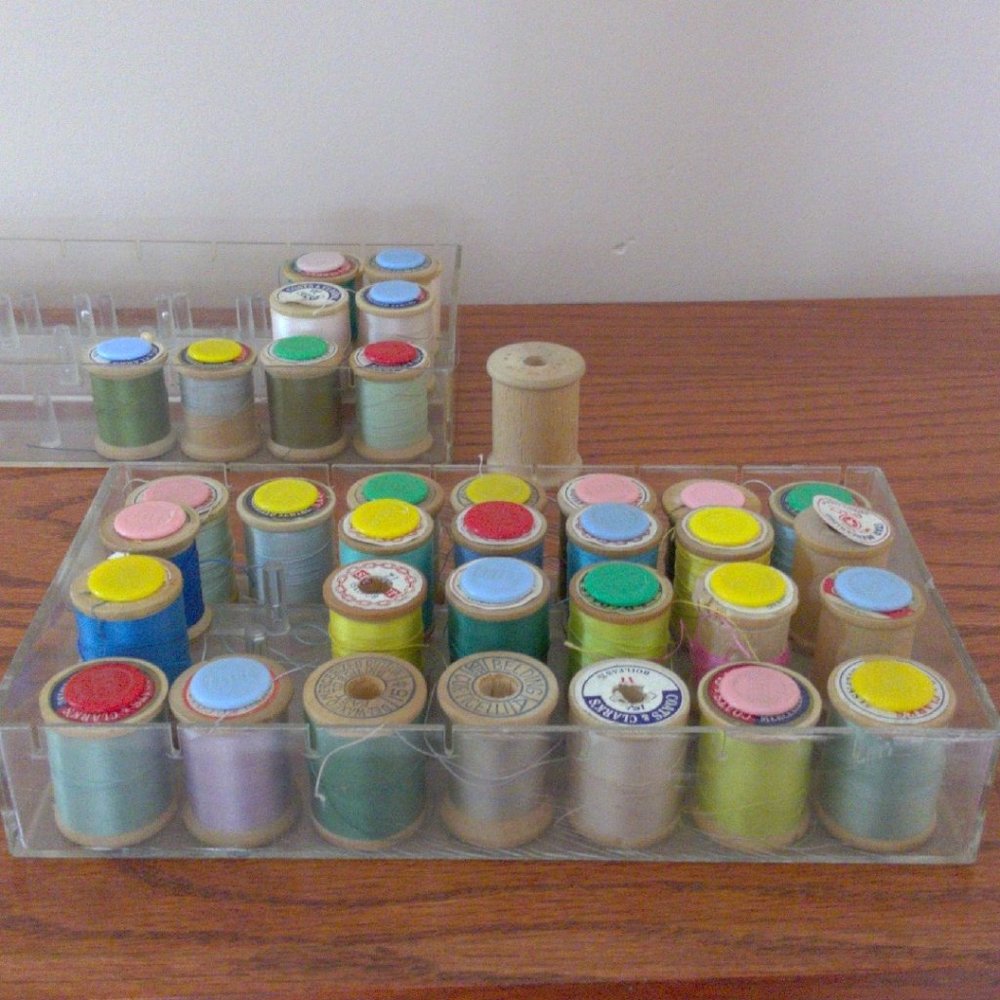 Vintage Collection of 37 Wooden Spools of Thread and Stacking Trays - Picture 5 of 5